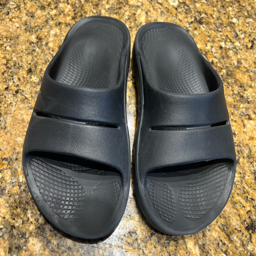 OOFOS WOMENS SIZE 7